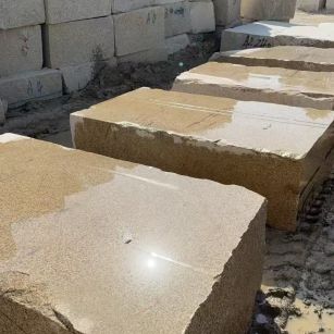 株洲 黄金麻方料堆场洗料分选中，原材料充足