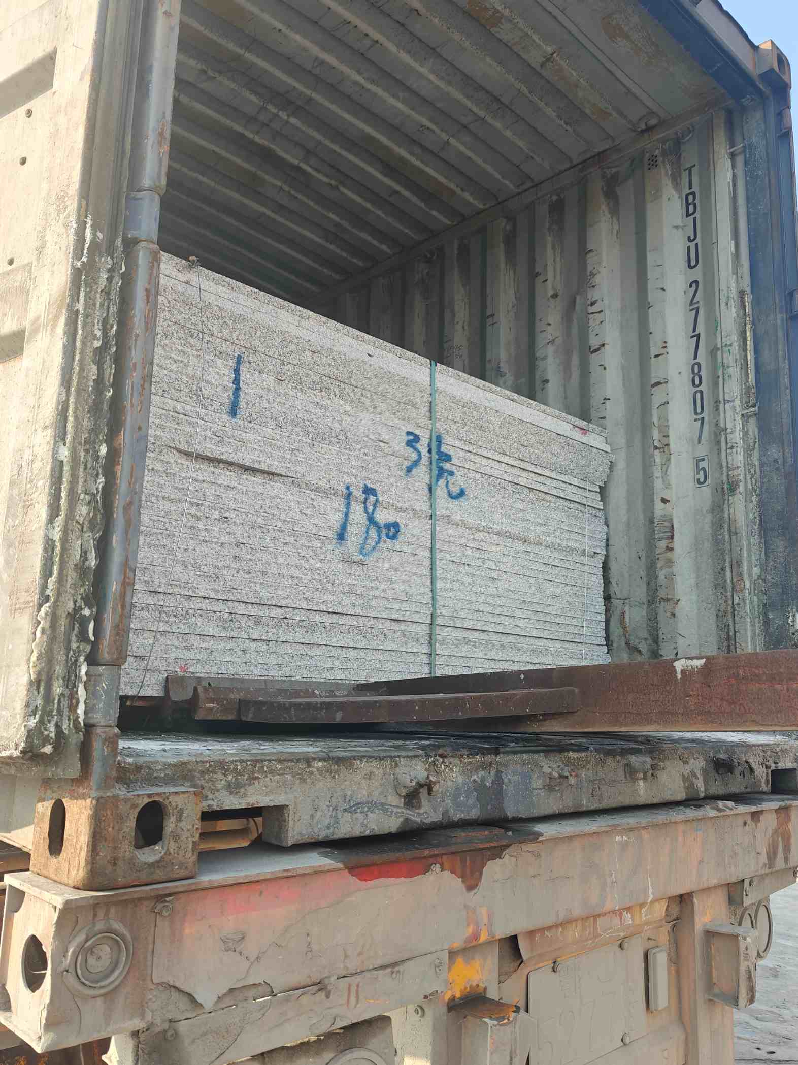 株洲 芝麻白花岗岩石材3.0公分光面毛板装柜出货