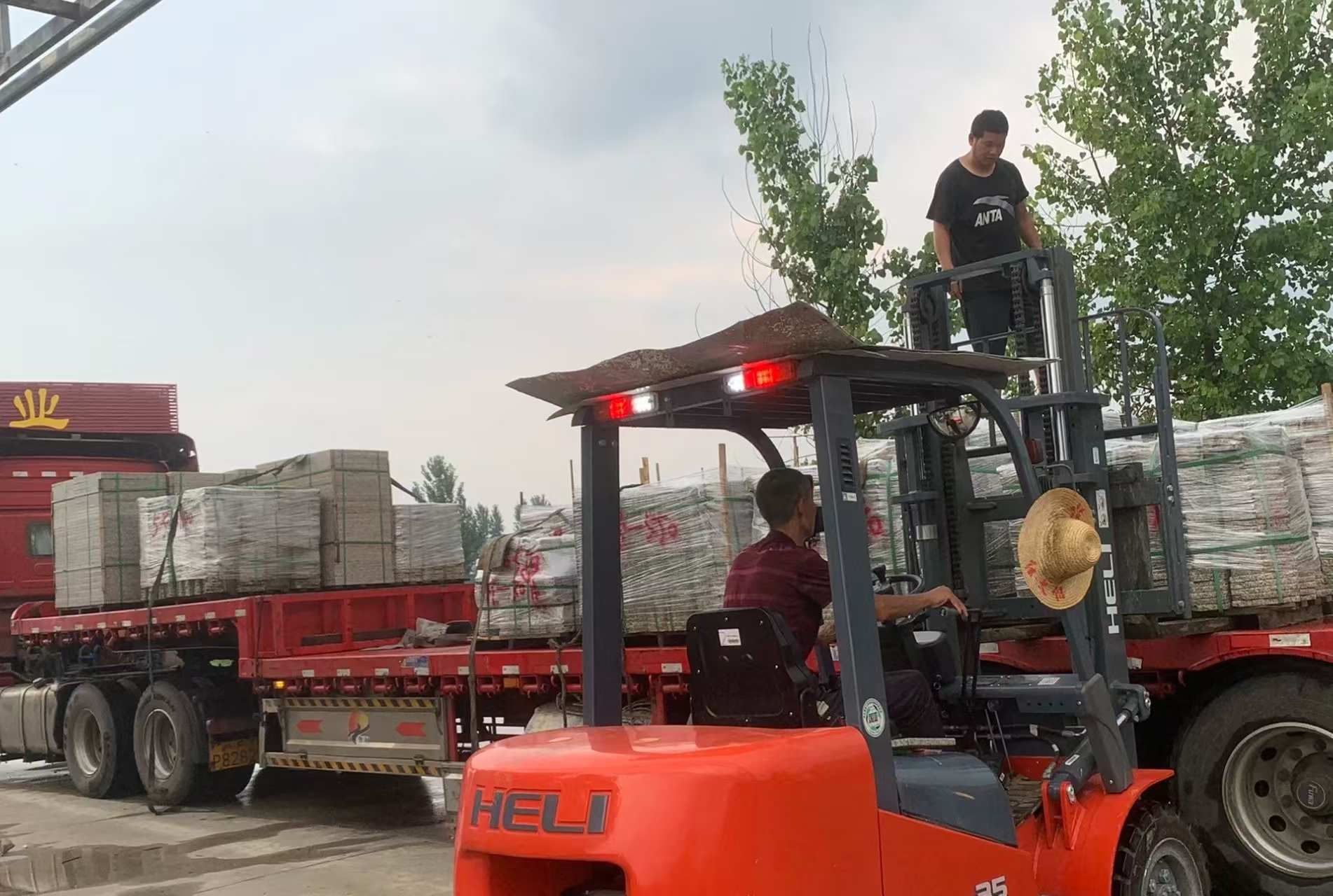 株洲 黄金麻冰裂纹，地铺石装车