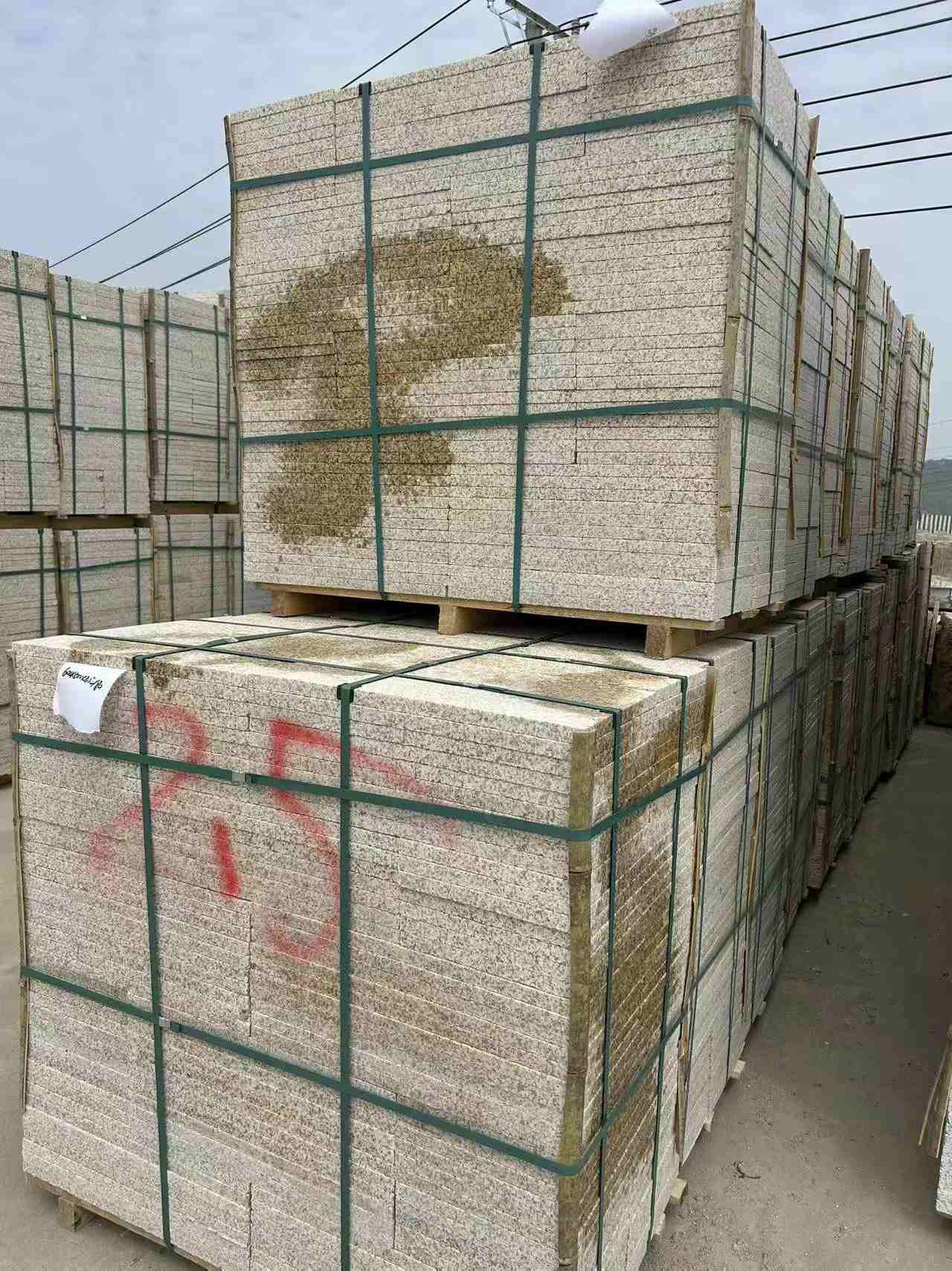 株洲 黄金麻花岗岩石材荔枝面地铺石2.5*300*600