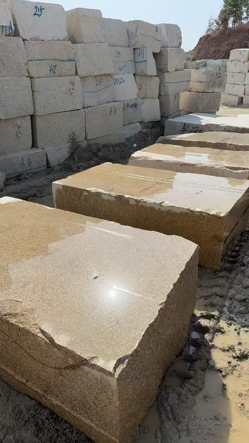 株洲 黄金麻方料堆场洗料分选中，原材料充足