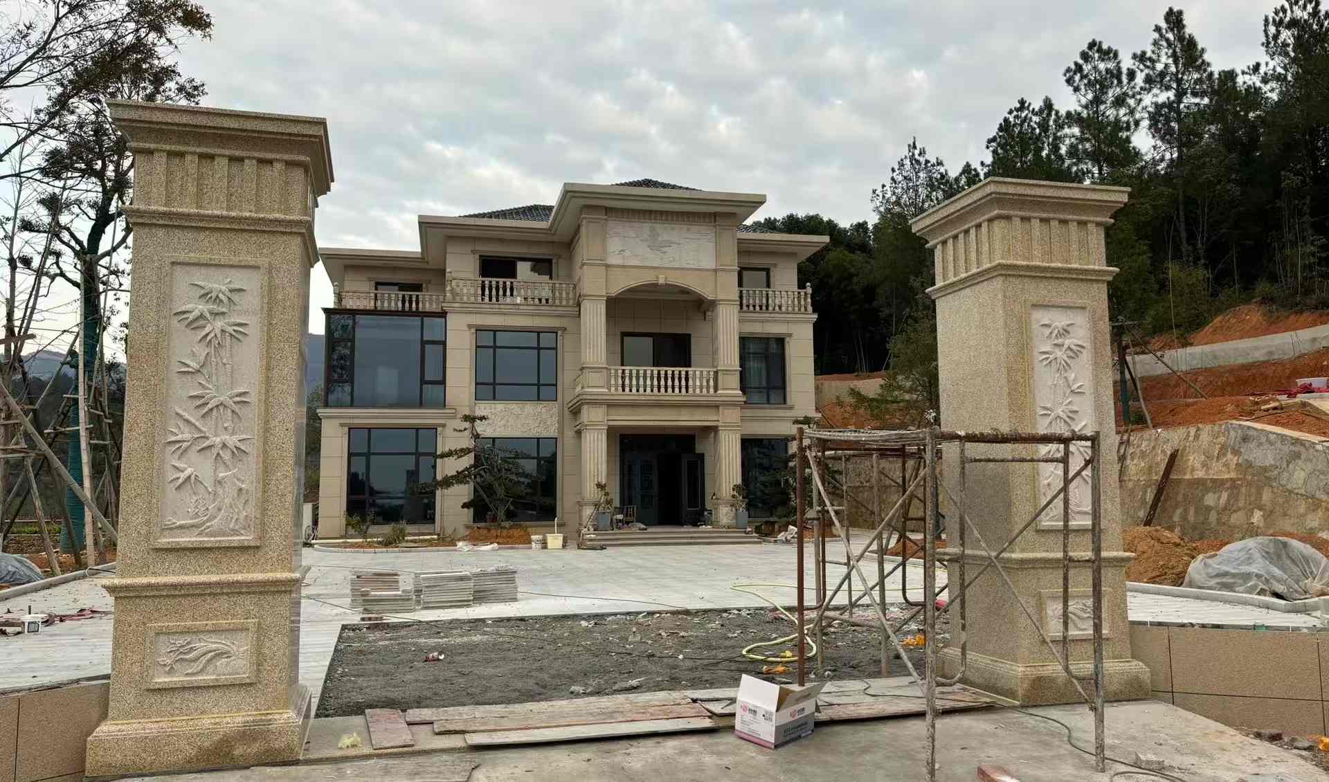 株洲 黄金麻花岗岩别墅雕花外墙干挂配上门口雕花罗马柱