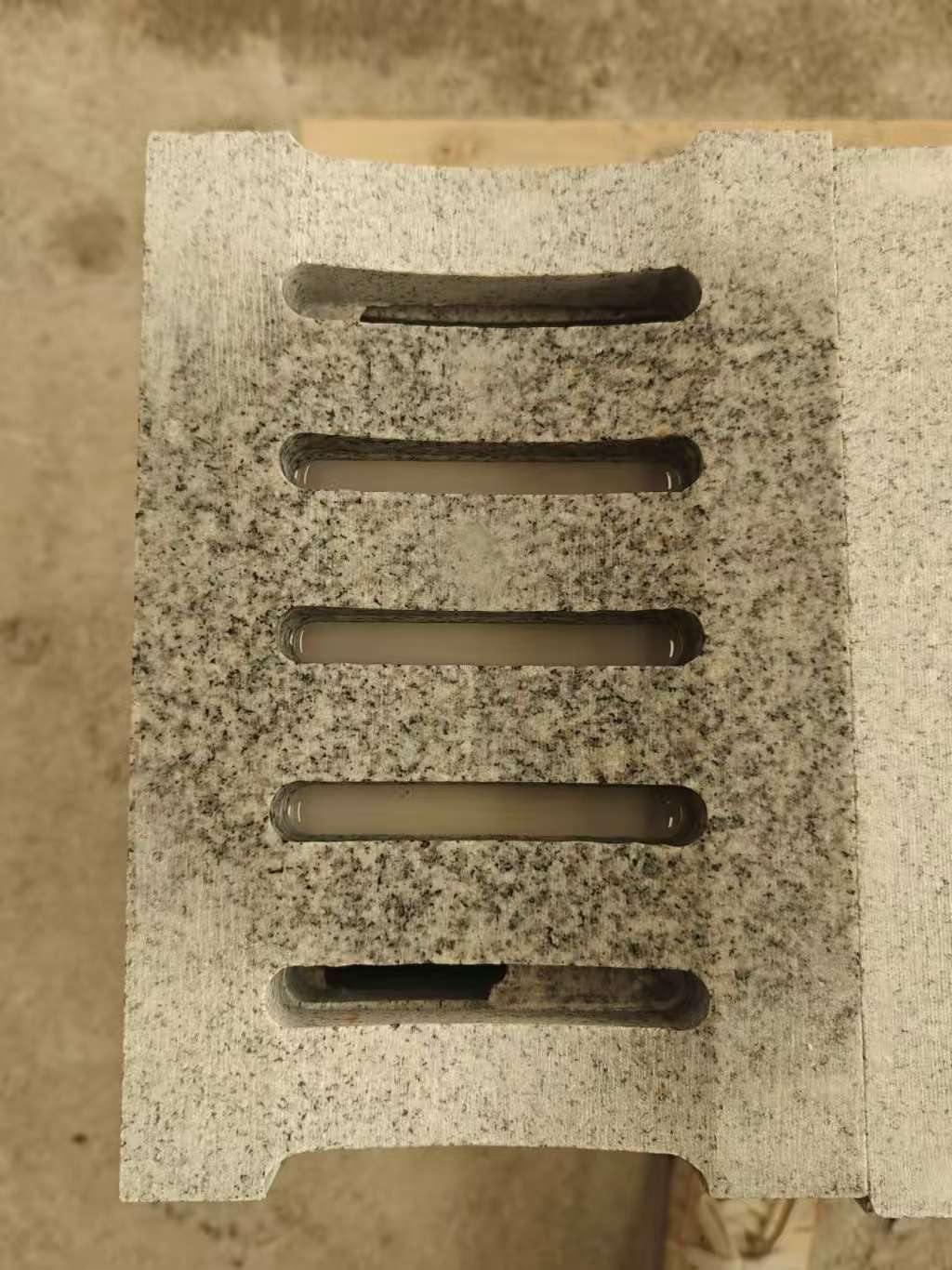 株洲 芝麻白拉丝面花岗岩U型开槽排水槽