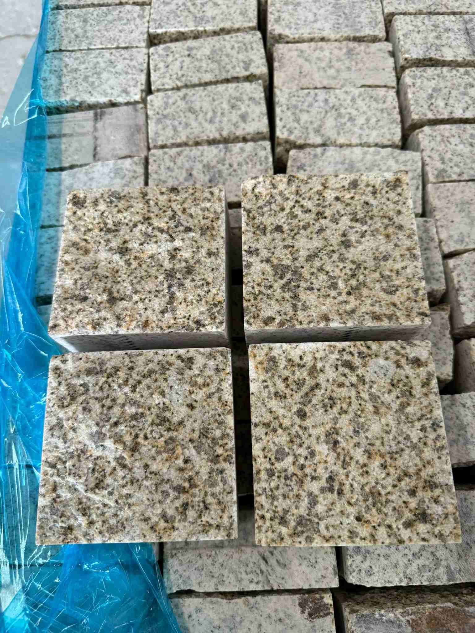 株洲 黄金麻花岗岩自然面小方块，弹石，马蹄石等