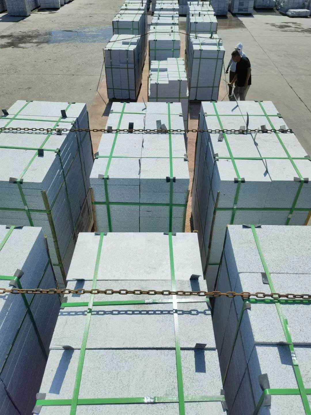 株洲 芝麻白花岗岩5公分地铺石 花岗岩厂家工厂装车日常