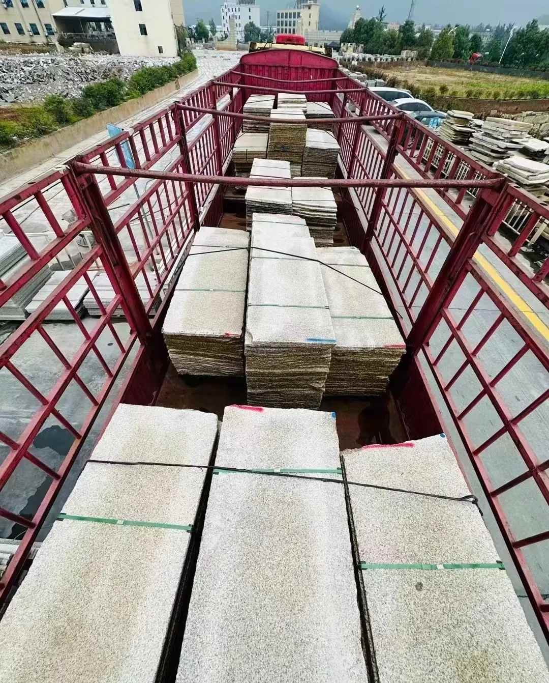 株洲 黄金麻花岗岩荔枝面，光面毛板装车完成