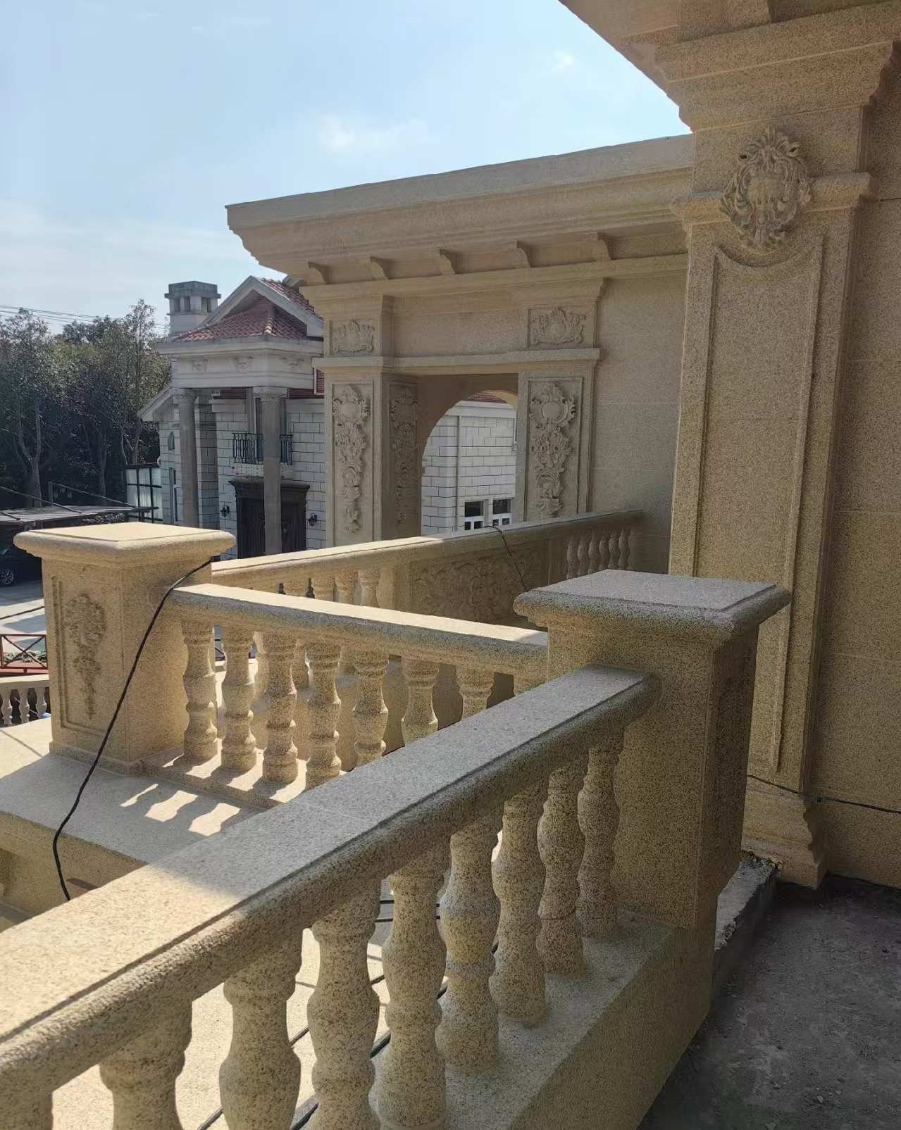 株洲 黄金麻别墅外墙干挂雕花配合阳台栏杆花瓶柱